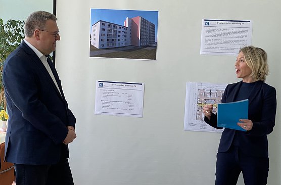 Eine dynamische Susanna Karawanskij &uuml;berreicht Dirk Lindner den F&ouml;rderbescheid ihre Ministeriums  (Foto: oas)