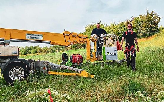 Mit schwerem Ger&auml;t f&uuml;r den Vogelschutz unterwegs (Foto: J.Papke)