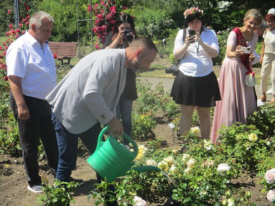 B&uuml;rgermeister Matthias Reinz und Rosenk&ouml;nigin Melanie Kaiser empfingen gestern die G&auml;ste im Rosengarten (Foto: Markus Fromm)
