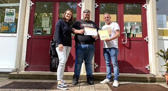 Evelyn Schreiber und Tobias Benich bedanken sich bei Robert Zacharias (re.) (Foto: oas)