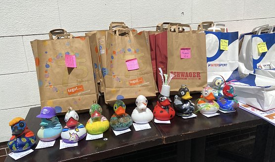 T&uuml;ten mit hochwertigen Gutscheinen und Preisen hinter den zehn schnellsten Enten des Jahres 2022 (Foto: oas)