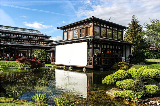 Gro&szlig;e Kinoleinwand im Japanischen Garten zum TANABATA Sternenfest  (Foto: KTL Kur und Tourismus Bad Langensalza)