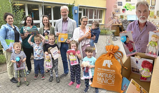 Materialkoffer f&uuml;r Kitas eingetroffen (Foto: Landratsamt)