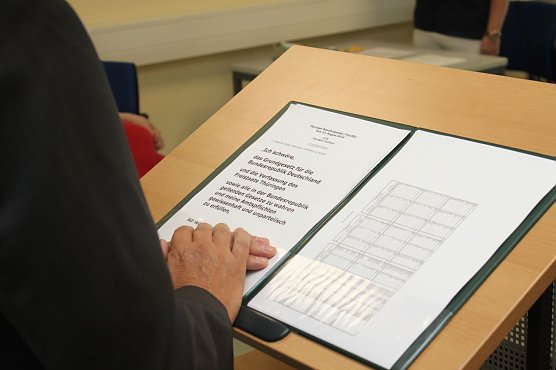 Im Schulamt Nordth&uuml;ringen wurden heute &uuml;ber 60 neue Lehrkr&auml;fte eingeschworen (Foto: Staatliches Schulamt Nordth&uuml;ringen)