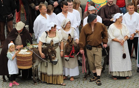 Das Mittelalterfest in Salzaha halten weder Ochs noch Esel auf (Foto: Eva Maria Wiegand) Das Mittelalterfest in Salzaha halten weder Ochs noch Esel auf (Foto: Eva Maria Wiegand)