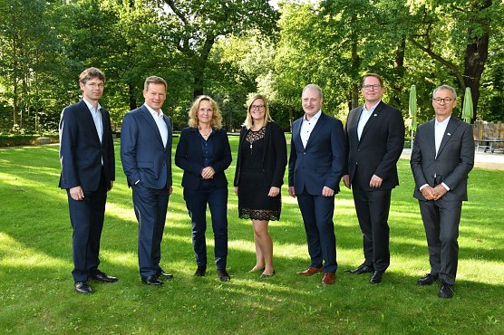 VCD-Vorstand Matthias Kurzeck, Vorstandsvorsitzender der Deutsche Bahn AG Dr. Richard Lutz, Bundesministerin f&uuml;r Umwelt, Steffi Lemke, Gesch&auml;ftsstellenleiterin des Welterberegion Wartburg Hainich e.V. Anne-Katrin Ibarra Wong,� stellertretender Leiter des Nationalpark Hainich R&uuml;diger Biehl, NABU-Pr&auml;sident J&ouml;rg-Andreas Kr&uuml;ger und BUND-Vorsitzender Olaf Bandt (Foto: Fahrtziel Natur)