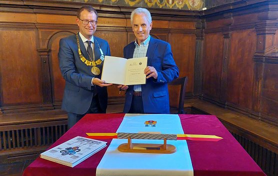 Clifford W. Zink trug sich heute in das Goldene Buch der Stadt M&uuml;hlhausen ein (Foto: Stadtverwaltung M&uuml;hlhausen)