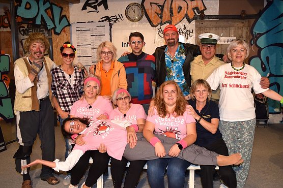 Das Ensemble der diesj&auml;hrigen Inszenierung im Bauerntheater (Foto: Christopher J&auml;ckle )