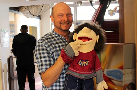 Gunther Wurschi &uuml;berzeugte die Kinder spielerisch von der Wichtigkeit des Z&auml;hneputzens (Foto: Eva Maria Wiegand)