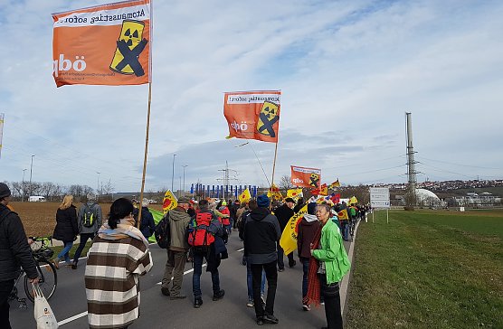 &Ouml;DP-Anh&auml;nger auf einem Spaziergang oder einer Demonstration oder einem Protestmarsch (Foto: Symbolfoto: &Ouml;DP-Archiv)