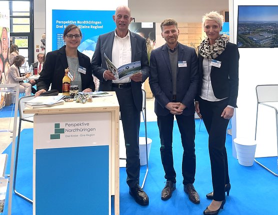 v.l.n.r. D&ouml;rte Suberg (Projektleiterin Regionalmanagement Nordth&uuml;ringen), Wirtschaftsminister Wolfgang Tiefensee, Christian Fr&ouml;hlich (Stadt M&uuml;hlhausen), Rebecca Vangangelt (Regionalmanagerin Unstrut-Hainich-Kreis)   (Foto: Regionalmanagement Nordth&uuml;ringen)