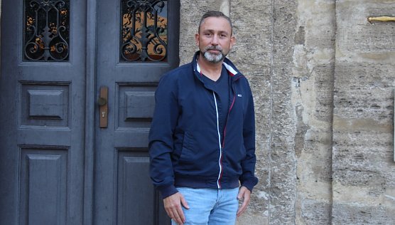 Matthias Reinz vor seiner Arbeitsstelle (Foto: oas)