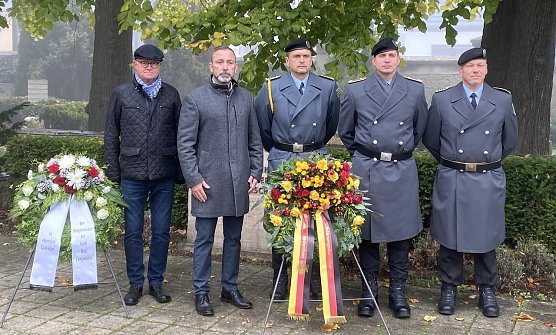 Kranzniederlegung am Gedenkstein f&uuml;r die Opfer von Gewaltherrschaften (Foto: oas)