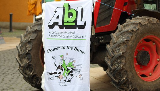 Die Atbeitsgemeinschaft b&auml;uerliche Landwirtschaft k&auml;mpfte um eine faire Verachtung &ouml;ffentlicher Fl&auml;chen (Foto: EM Wiegand)