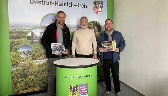 Frank Ernst, Landrat Harald Zanker und Thomas Stecher bei der Scheckübergabe. (Foto: Landratsamt) Frank Ernst, Landrat Harald Zanker und Thomas Stecher bei der Scheckübergabe. (Foto: Landratsamt)