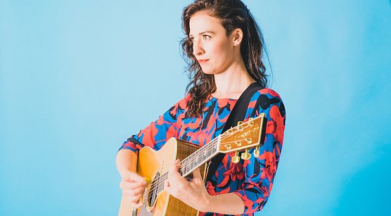 Folkgitarristin und S&auml;ngerin Jenn Butterworth gastiert mit dem Trio Symbiosis (Foto: Agentur)