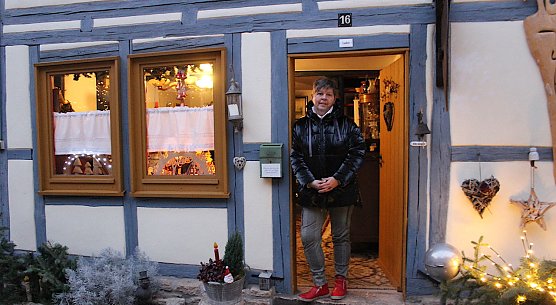 Petra Pistor vor ihrer Ladent&uuml;r im rustikalen Fachwerkhof (Foto: oas)