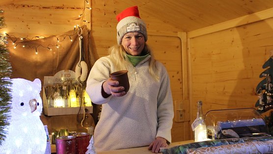 Viele Angebote locken die Besucher auf den diesj&auml;hrigen Weihnachtsmarkt: Ein Tee- und Gl&uuml;hweinstand an der Marktkirche geh&ouml;rt dazu  (Foto: Eva Maria Wiegand)