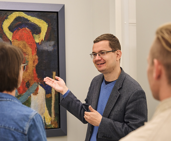  Besucher vor dem Gem&auml;lde Judaskuss von Ali Kurt Baumgarten  (Foto: Tino Sieland/M&uuml;hlh&auml;user Museen)