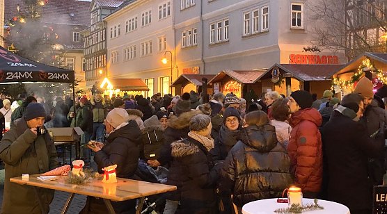 Auch am Sonntagnachmittag noch dichtes Gedränge auf dem Weihnachtsmarkt (Foto: oas) Auch am Sonntagnachmittag noch dichtes Gedränge auf dem Weihnachtsmarkt (Foto: oas)