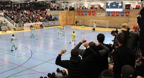 Die <begeisterung auf den R&auml;ngen schwappte (im wahrsten Sinne des Wortes) leider &uuml;ber und f&uuml;hrte zu Unterbrechungen und Wischaktionen auf dem Parkett (Foto: oas)