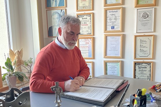 andrat Harald Zanker unterschreibt die Vereinbarungen &uuml;ber die F&ouml;rderung (Foto: Landratsamt Unstrut-Hainich-Kreis)