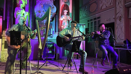 IN EXTREMO trifft Gundermann: Dr. Pymonte, Hartmut Arndt und Flex, der Biegsame (Foto: oas) IN EXTREMO trifft Gundermann: Dr. Pymonte, Hartmut Arndt und Flex, der Biegsame (Foto: oas)