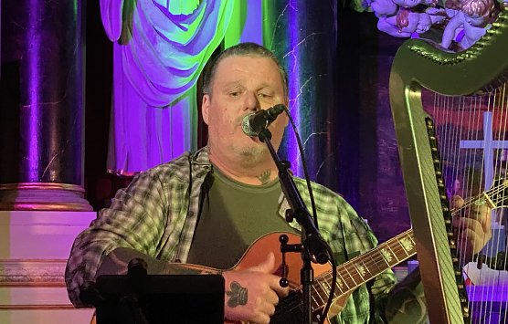 Wusste auch mit eigenen Liedern zu &uuml;berzeugen: Andr&eacute; Strugala ala Herr Vielsaitig ala Dr. Pymonte (Foto: oas)