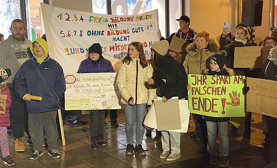 Sch&uuml;lerprotest gegen die Schlie&szlig;ung des Staatlichen F&ouml;rderzentrum heute Abend (Foto: oas)