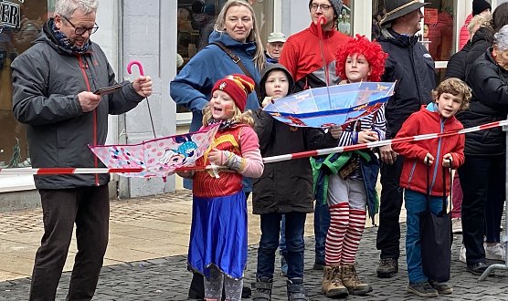 Schirme sollten in den n&auml;chsten Tagen unbedingt bereit gehalten werden - egal f&uuml;r welchen Zweck. (Foto: oas)