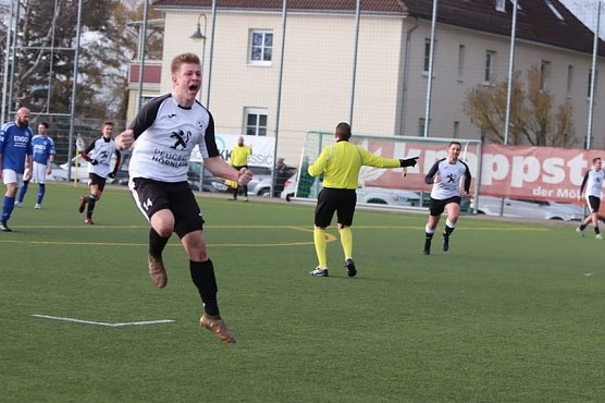 Der Moment des Siegtreffers wird entsprechend von Justin Harnisch gefeiert. (Foto: FSV Preu&szlig;en)