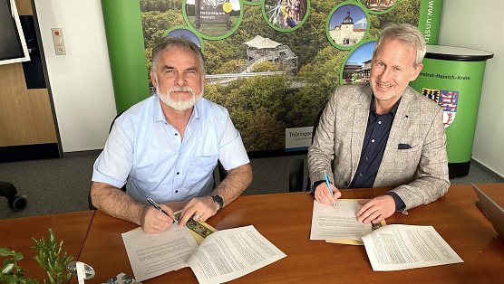 Landrat Harald Zanker und Frank Albrecht bei der Unterzeichnung des Briefes (Foto: Landratsamt)
