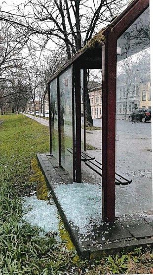 Zerst&ouml;rte Haltestelle in M&uuml;hlhausen (Foto: Landespolizeiinspektion Nordhausen)