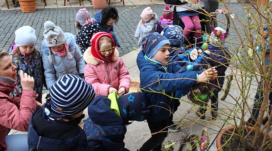 Flei&szlig;ige Helfer gestalten die Str&auml;ucher vorm Rathaus  (Foto: oas)