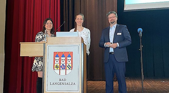Teamleiterin Julia &Uuml;berhagen und Stefanie K&ouml;nig mit dem Moderator des Abends, dem G&auml;stef&uuml;hrer Partrick Kosiol  (Foto: oas)