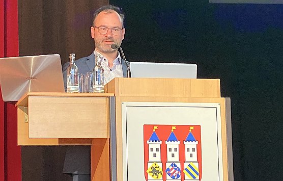 Norbert Kunz, Gesch&auml;ftsf&uuml;hrer des Deutschen Tourismusverbandes, bei seinen Hoffnung machenden Gru&szlig;worten (Foto: oas)