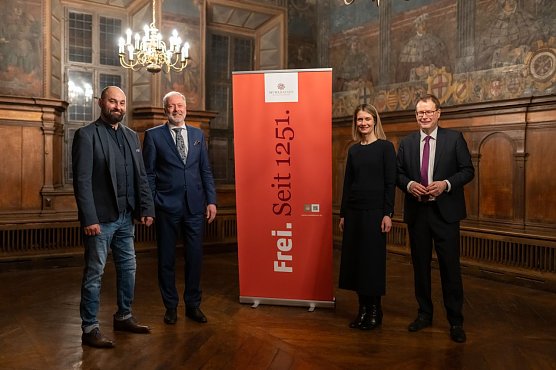 Christian K&uuml;mpel (Stadtmarketing), Stadtarchivar Dr. Helge Wittmann, Ann-Kristin Zabel-Fr&ouml;hlich (Leiterin Fachbereich Wirtschaft und Soziales) und Oberb&uuml;rgermeister Dr. Johannes Bruns stellten die neue Markenstrategie im Historischen M&uuml;hlh&auml;user Rathaus vor (v.l.). (Foto: Christian Habel/Pixo, Stadt M&uuml;hlhausen)