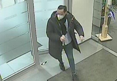Gesuchter Betr&uuml;ger per &Uuml;berwachungskamera (Foto: Polizei)