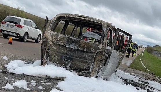 Ausgebrannter PKW auf der A 71 (Foto: Autobahnpolizei)