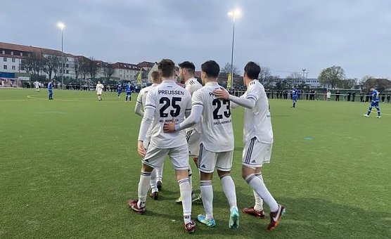 Preu&szlig;en-Spieler gratulieren Martin Fi&szlig;, der mit seinen Toren die Partie entschied (Foto: FSV Preu&szlig;en)