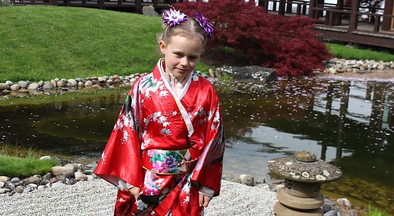 Frieda, die 14. Kirschblütenprinzessin zu Bad Langensalza bei der Arbeit (Foto: Eva Maria Wiegand) Frieda, die 14. Kirschblütenprinzessin zu Bad Langensalza bei der Arbeit (Foto: Eva Maria Wiegand)