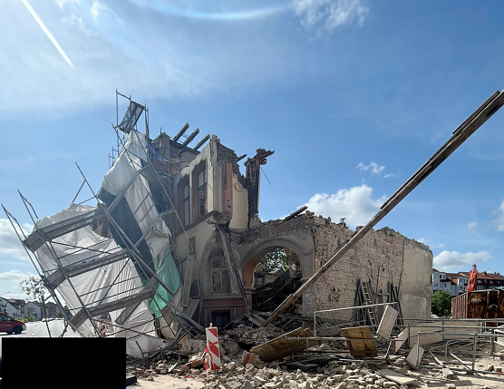 Bei Abrissarbeiten in M&uuml;hlhausen kam es zu einem schweren Unfall (Foto: Landespolizeiinspektion Nordhausen)