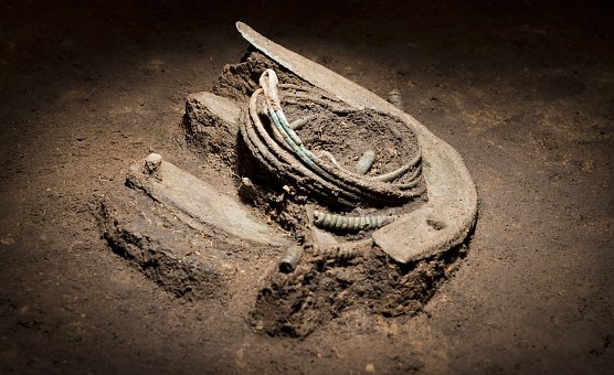 Ein sp&auml;tbronzezeitlicher Hortfund von Gro&szlig;engottern, Unstrut-Hainich-Kreis, w&auml;hrend der Freilegung (Foto: H. Arnold)