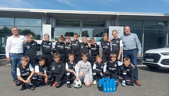 &Uuml;bergabe im Autohaus: Preu&szlig;ens E-Jugend erhielt neue Trikots (Foto: FSV Preu&szlig;en)