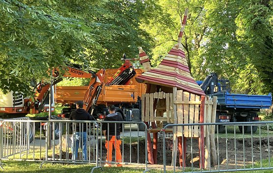 Neue T&uuml;rme f&uuml;r die Dreit&uuml;rmestadt: Ein Spielger&auml;t wird an der Stadtmauer installiert (Foto: oas)