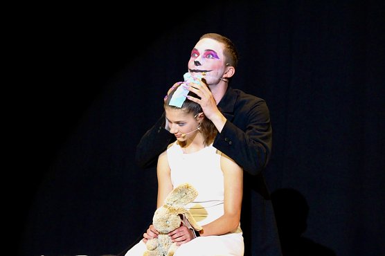 Michelle Fr&ouml;be als Alice und Erik Paul Baumbach als Grinsekatze wussten zu &uuml;berzeugen (Foto: Eva Maria Wiegand)