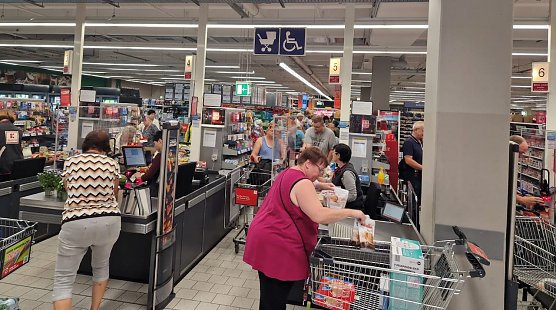 Lange Schlangen an den Kassen bei eingeschr&auml;nktem Betrieb  (Foto: T.Benich)