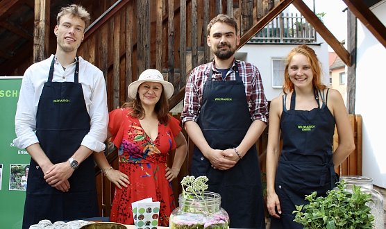 Christine Rauch mit ihrem Team "Wildrausch" im Garten des Apothekenmuseums in Bad Langensalza (Foto: Eva Maria Wiegand)