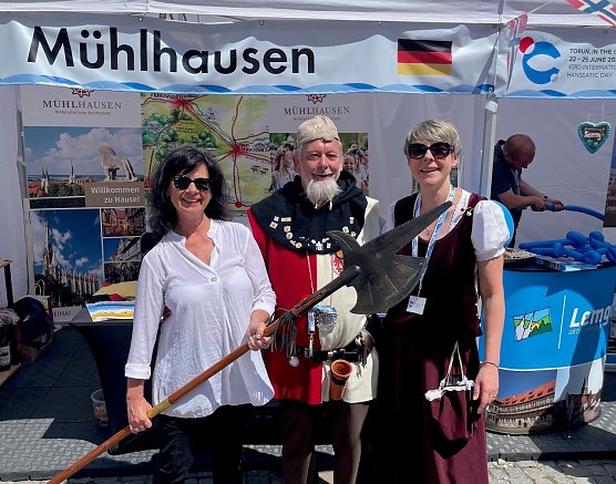 Andrea Unrein (Stadtmarketing M&uuml;hlhausen) und Mandy Wagner (Tourist Information M&uuml;hlhausen) mit der Stadtwache aus Salzwedel. (Foto: Stadt M&uuml;hlhausern)