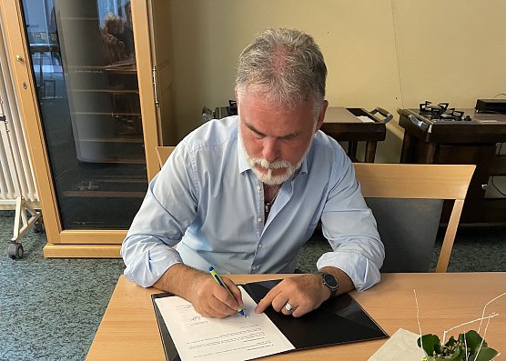 Landrat Harald Zanker unterschreibt die Vereinbarungen mit den Schulen (Foto: Landratsamt) Landrat Harald Zanker unterschreibt die Vereinbarungen mit den Schulen (Foto: Landratsamt)